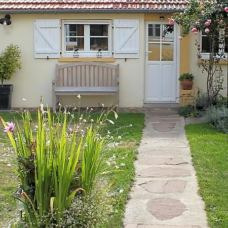 Le Chemin Du Village Bed & Breakfast Croth