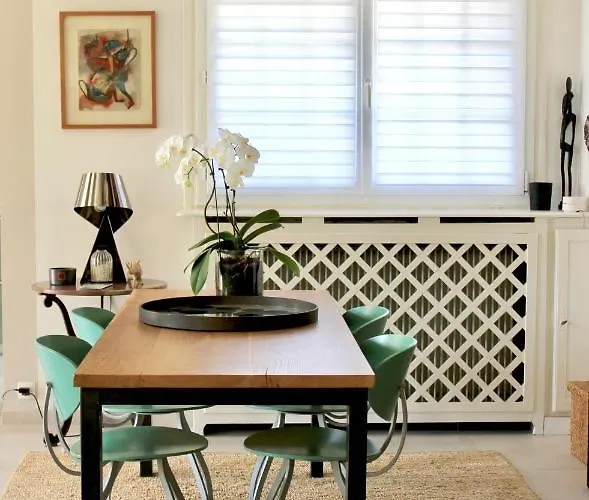 Le Chemin Du Village Bed & Breakfast