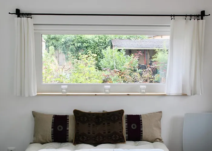 Le Chemin Du Village Bed & Breakfast Croth