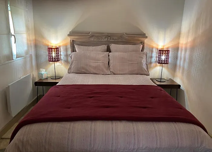 Le Chemin Du Village Bed & Breakfast Croth